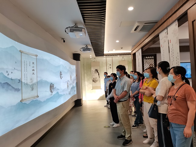 现场参观.jpg 现场参观.jpg