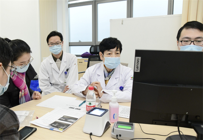 黄荷凤院士团队现场义诊.png 黄荷凤院士团队现场义诊.png