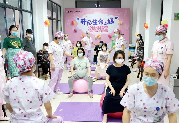 准妈妈们参与体验分娩球操.jpg