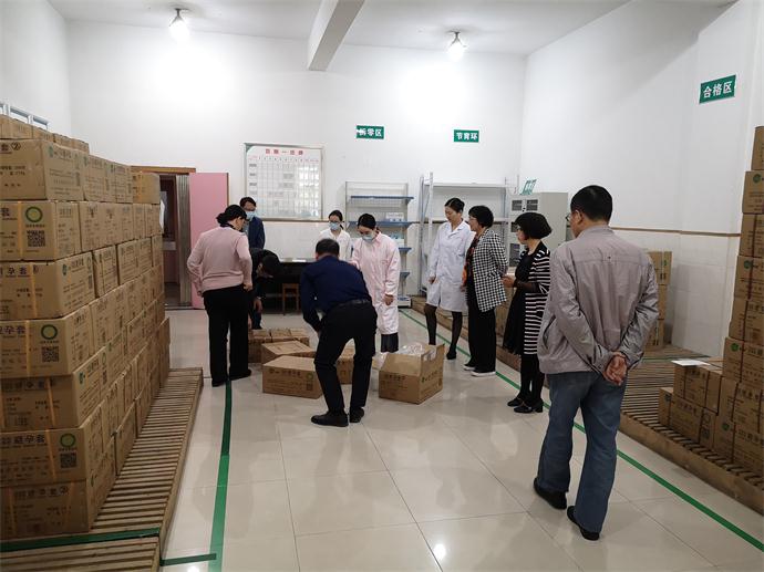 陈主任一行在柯桥区妇技中心药具仓库抽样检查.jpg 陈主任一行在柯桥区妇技中心药具仓库抽样检查.jpg