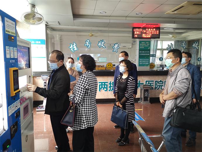 陈主任一行参观柯桥街道卫生服务中心.jpg 陈主任一行参观柯桥街道卫生服务中心.jpg