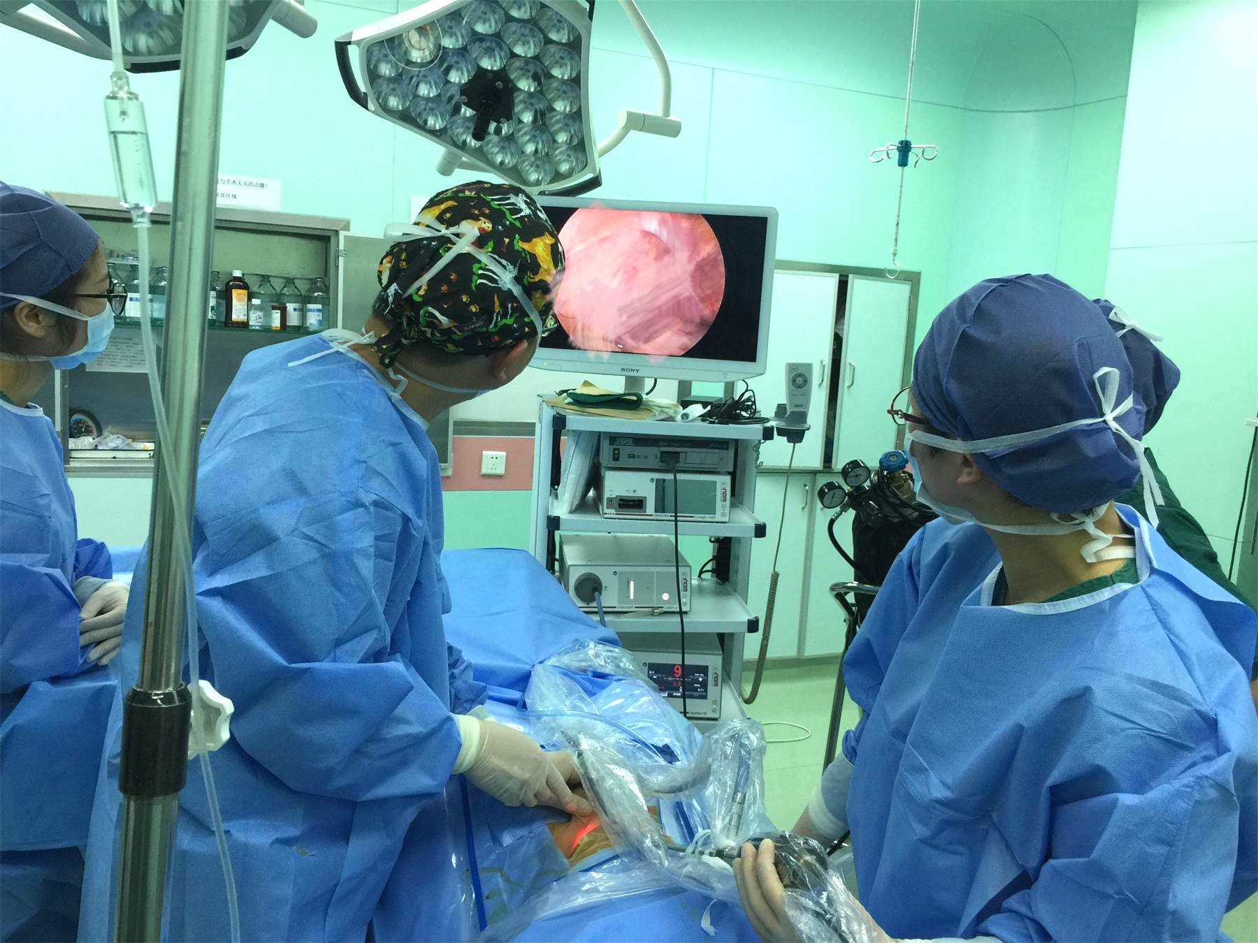 我院成功开展首例经脐单孔腹腔镜下腹股沟斜疝修补术.jpg 我院成功开展首例经脐单孔腹腔镜下腹股沟斜疝修补术.jpg