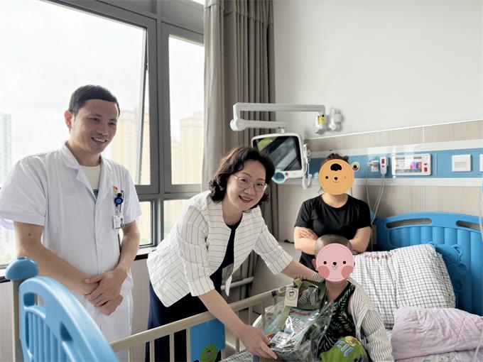 病房送礼物.jpg 病房送礼物.jpg