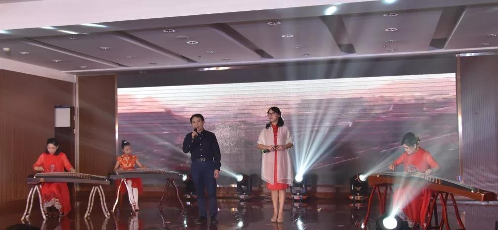 演唱.jpg 演唱.jpg