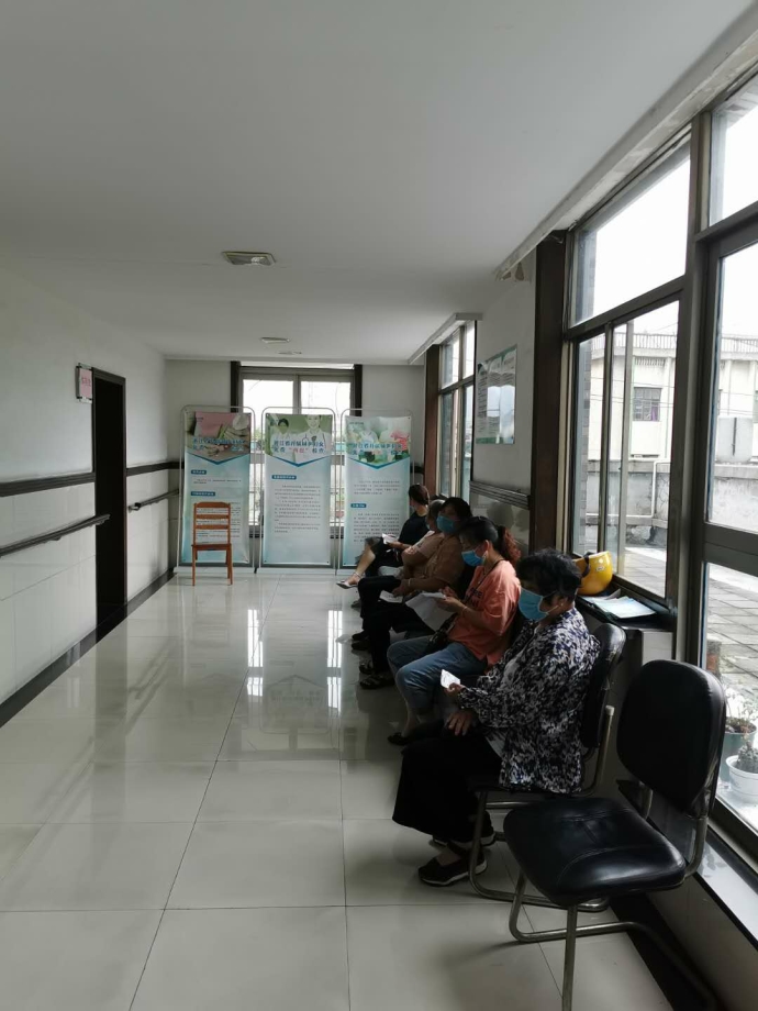 诊室外等候(1).jpg