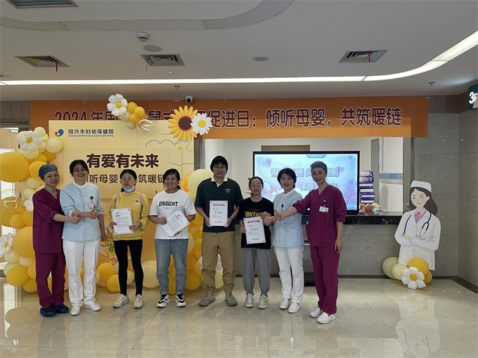 爱心捐赠妈妈颁奖.jpg 爱心捐赠妈妈颁奖.jpg