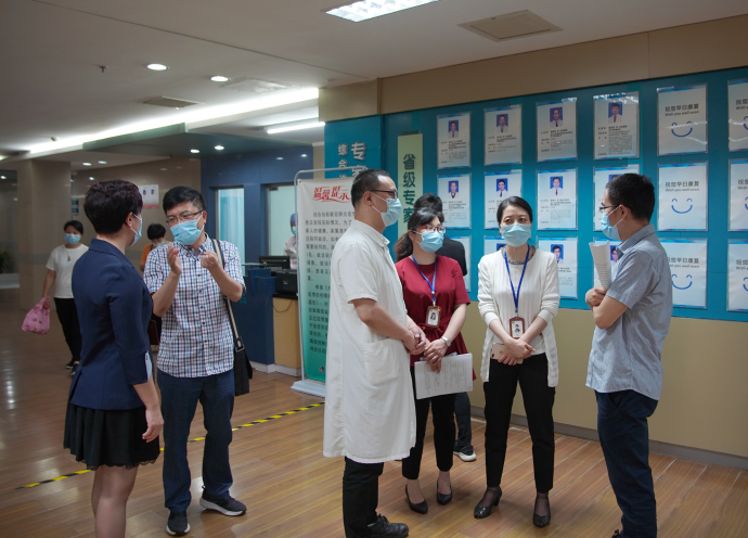 检查组一行实地22检查走访医院门诊大厅前台服务中心、名医馆、综合诊疗区DSC02821_副本 - 迷你看图王.bmp