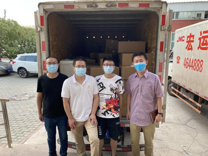 运送仪器设备.jpg 运送仪器设备.jpg