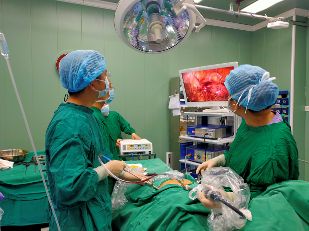 李国平副主任医师手术中.jpg 李国平副主任医师手术中.jpg