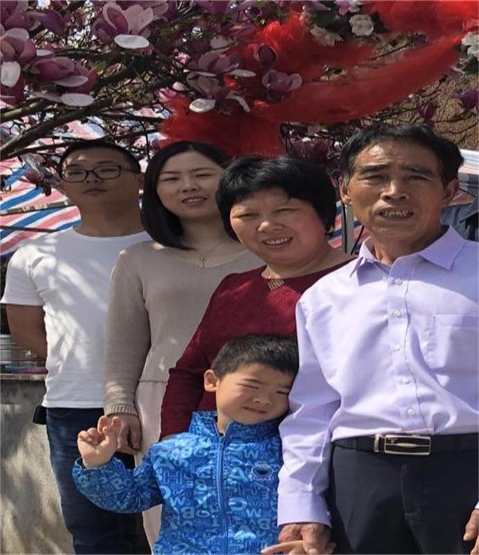 3俞伟燕全家福.jpg 3俞伟燕全家福.jpg