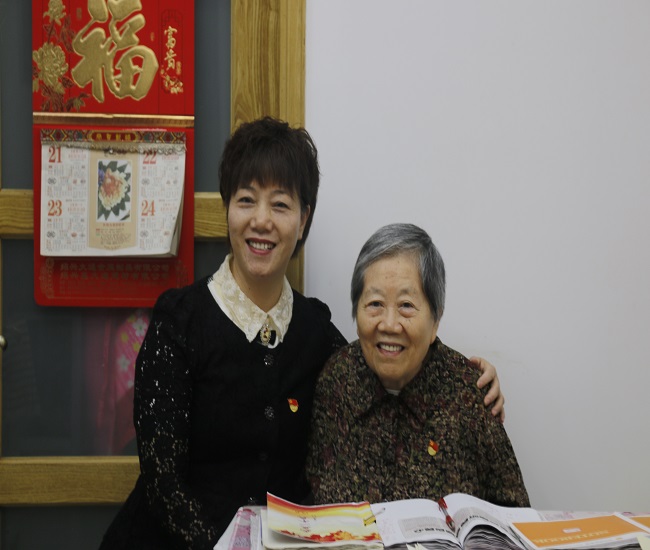 0925徐副书记和支部书记何卫上门看望先进老党员朱学佩.png 0925徐副书记和支部书记何卫上门看望先进老党员朱学佩.png