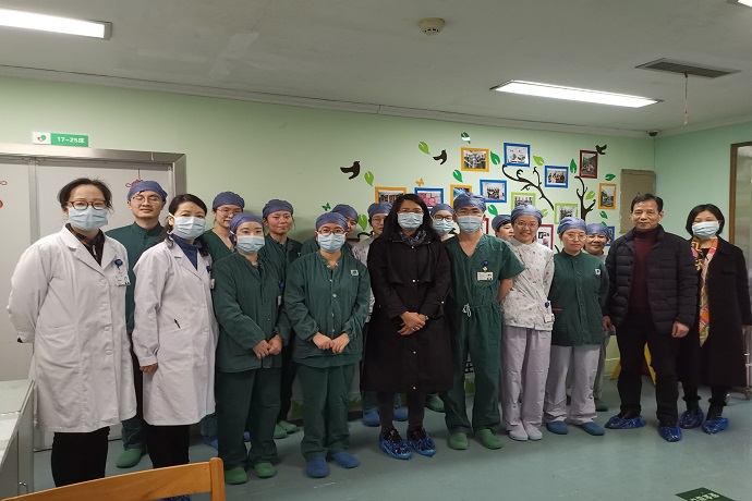 市卫健委凌秀凤副主任慰问我院分娩室医务人员.JPG